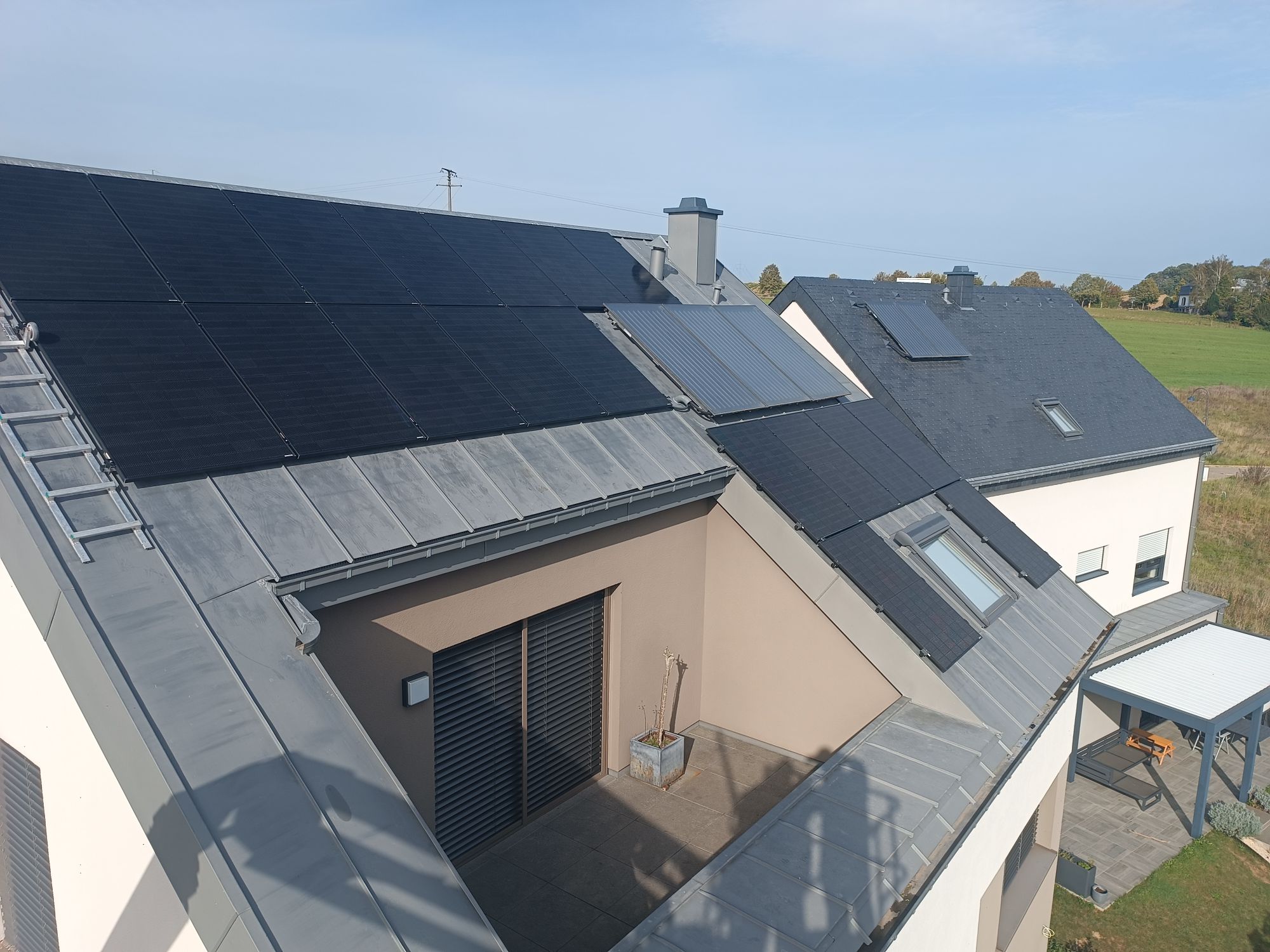 Vue drone d'une installation photovoltaïque résidentielle par Céleste Énergie