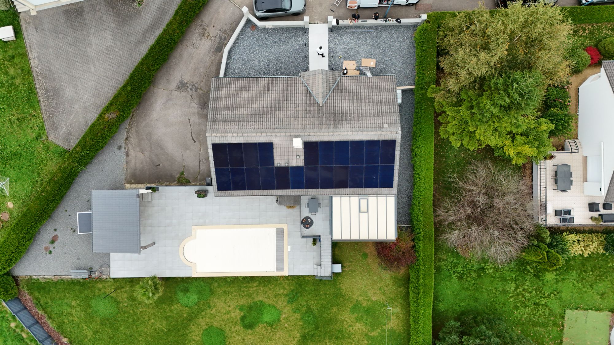 Vue aérienne d'une installation solaire résidentielle avec toiture équipée — Céleste Énergie
